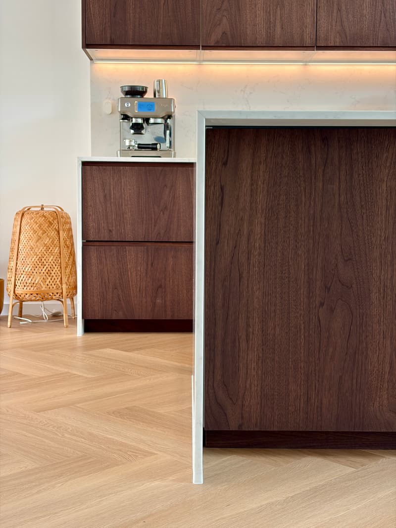 IKEA keuken met donker eiken kasten, koffiemachine en rieten lamp